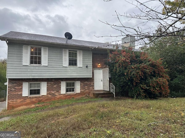 split foyer home with a front yard