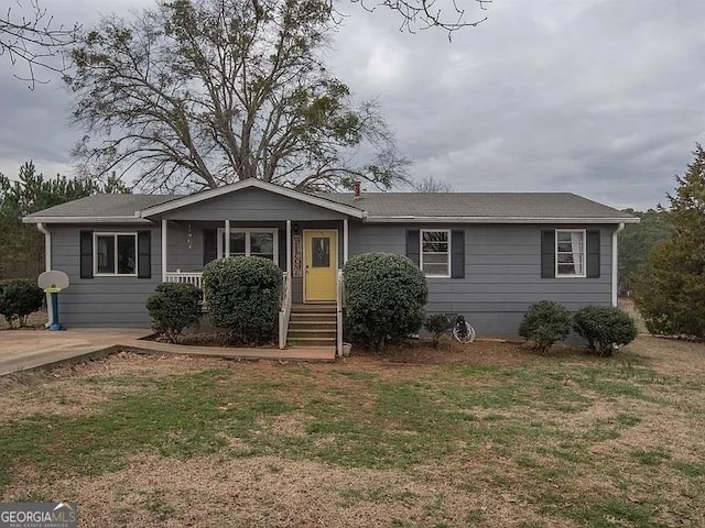 single story home with a front yard