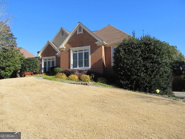 view of front of property with a front yard