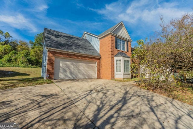 view of front facade featuring a garage and a front yard