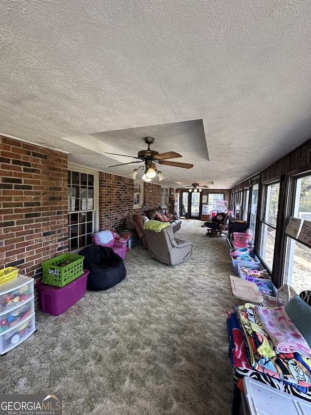 sunroom with ceiling fan