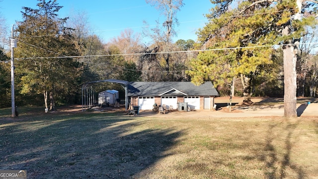 view of front of property featuring a front yard