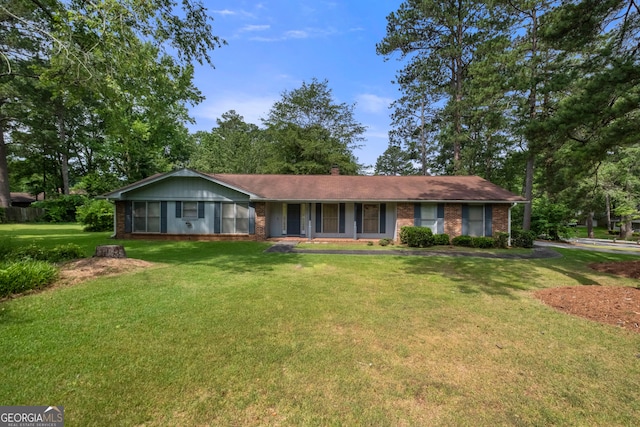 ranch-style home featuring a front lawn