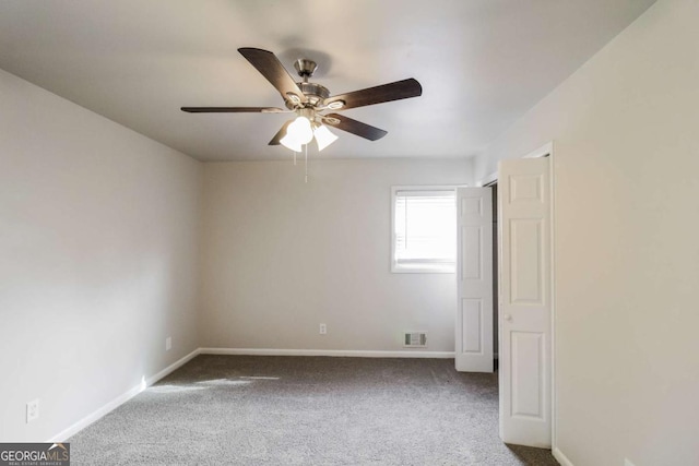 carpeted empty room featuring ceiling fan