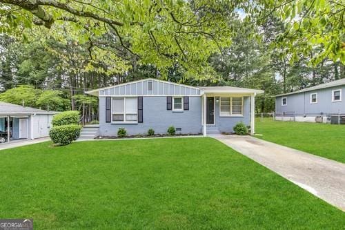 view of front of property featuring a front lawn