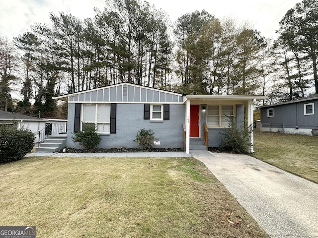 view of front facade featuring a front lawn