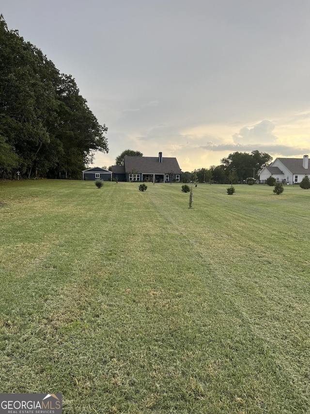 view of yard at dusk