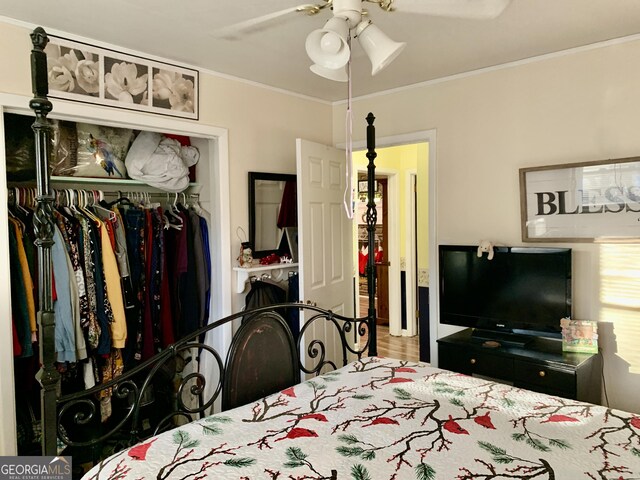 bedroom featuring a closet, crown molding, and ceiling fan