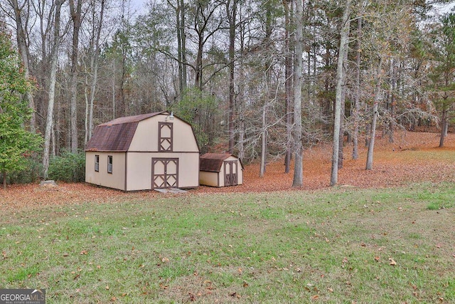 view of yard with an outdoor structure