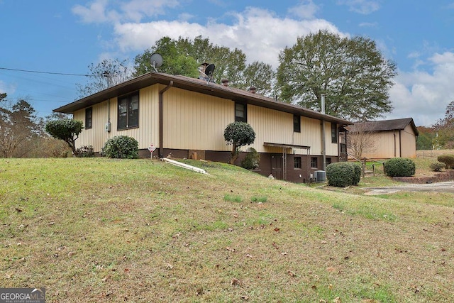 view of side of property featuring a yard