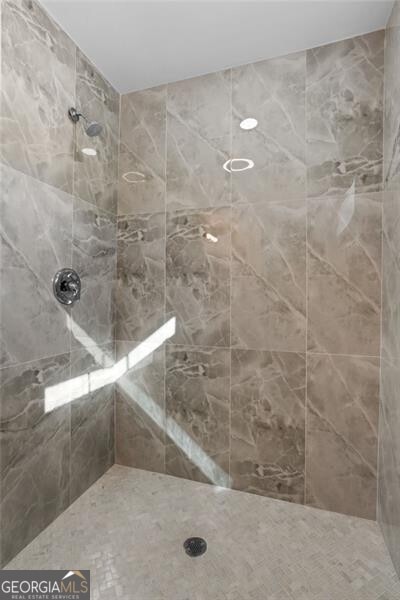 bathroom featuring a tile shower