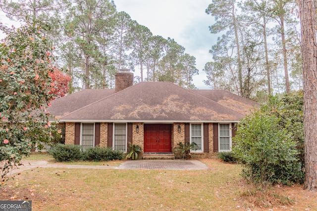 ranch-style house featuring a front yard