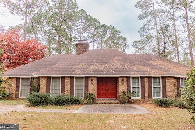 single story home featuring a front yard