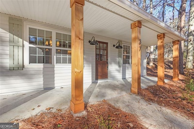 property entrance featuring a porch