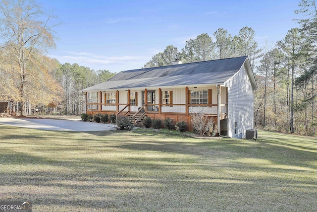 view of front of house with covered porch and a front yard