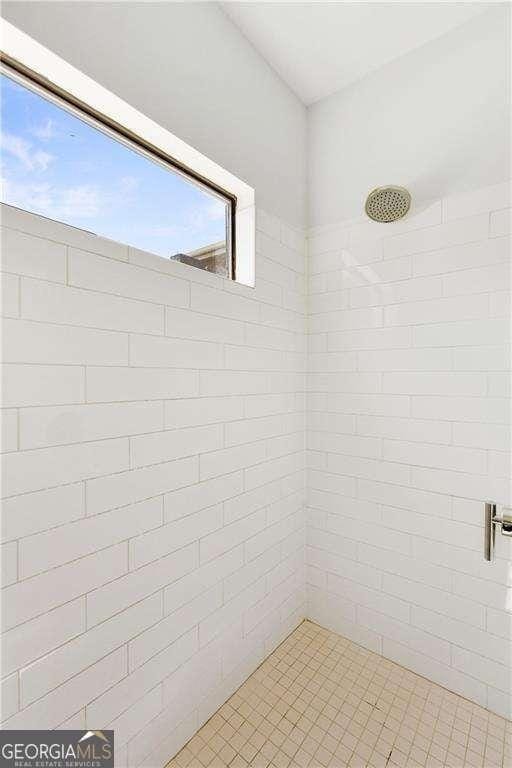 966 Moda Dr, Atlanta, GA 30316 - bathroom featuring a tile shower