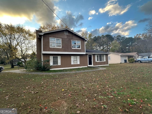 view of front facade featuring a front yard