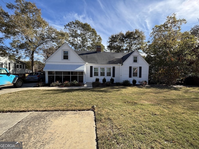 view of front facade with a front yard