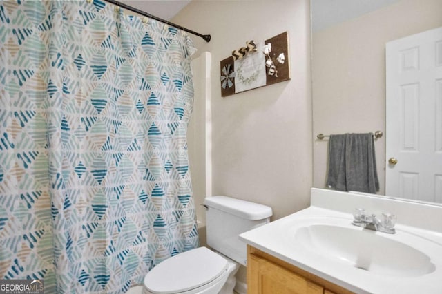 full bathroom featuring shower / tub combo with curtain, vanity, and toilet