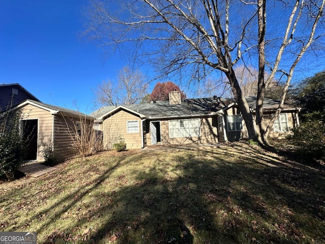 single story home featuring a front yard