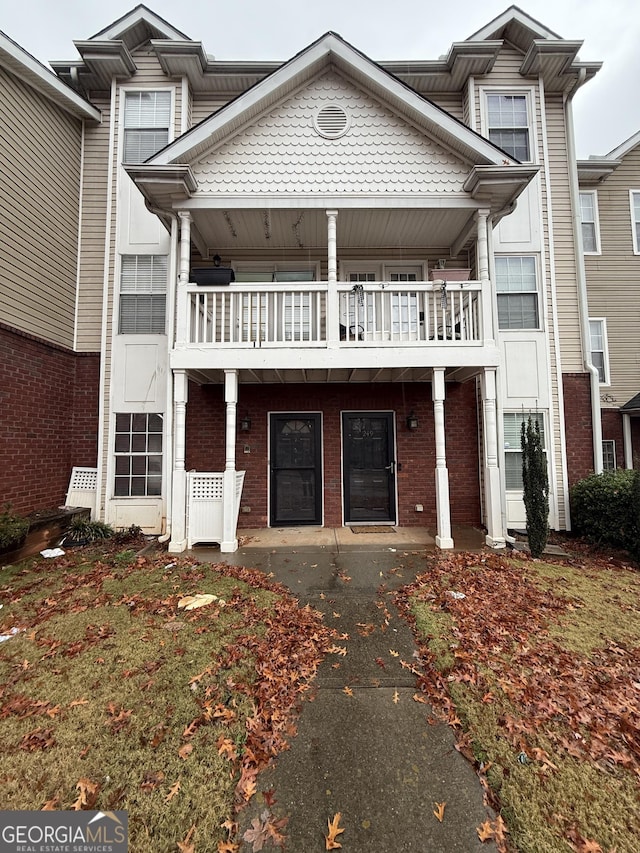 view of front of property featuring a balcony