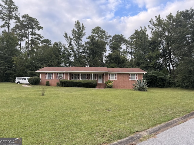 view of front facade featuring a front yard