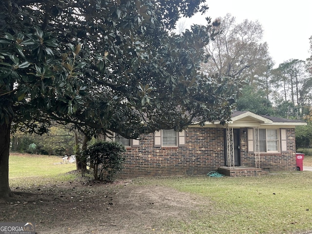 view of front of property featuring a front lawn