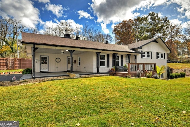 view of front facade featuring a front yard