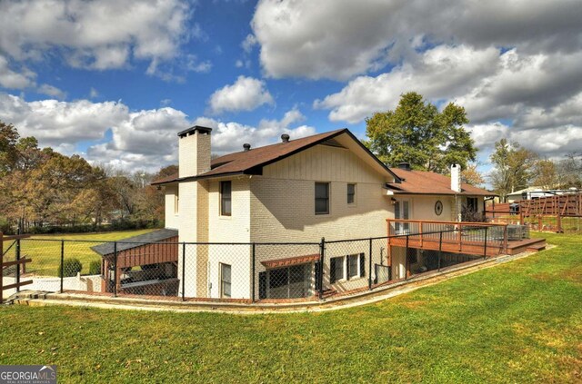 back of house featuring a lawn