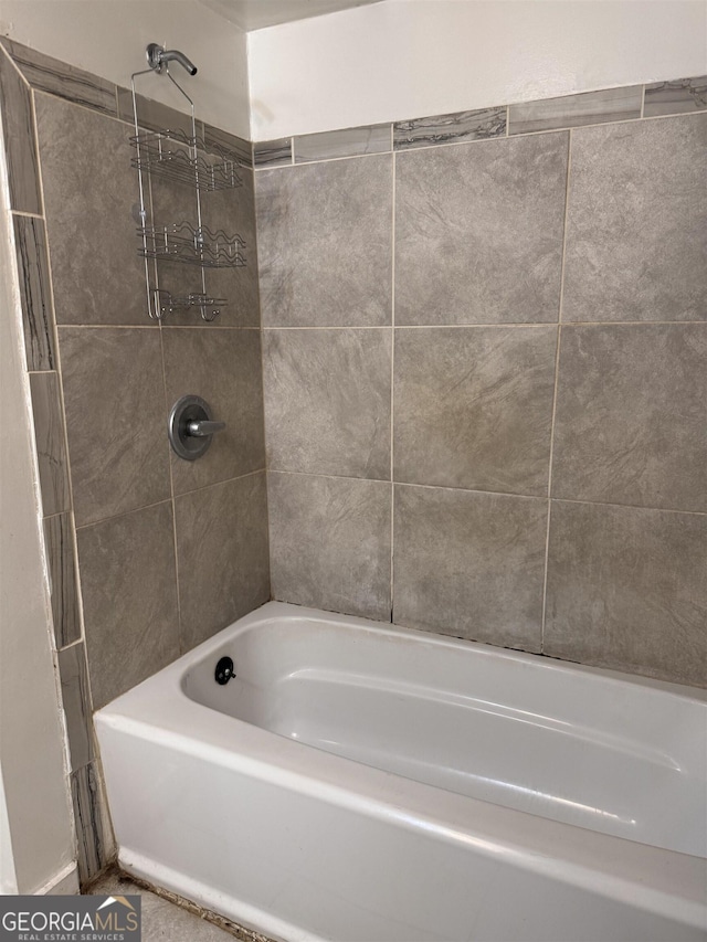 bathroom with tiled shower / bath