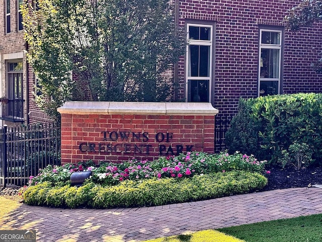 view of community / neighborhood sign