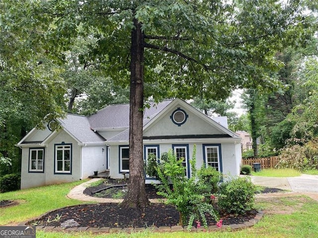 view of front of house with a front lawn