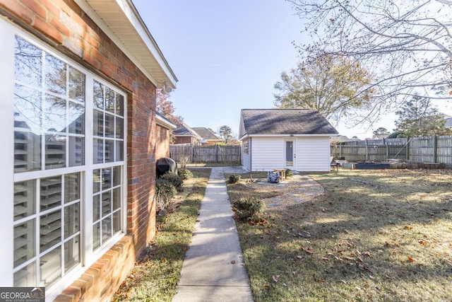 view of yard with an outbuilding