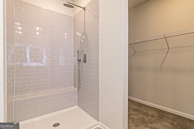 bathroom featuring a tile shower