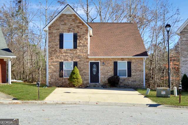 front of property featuring a front lawn