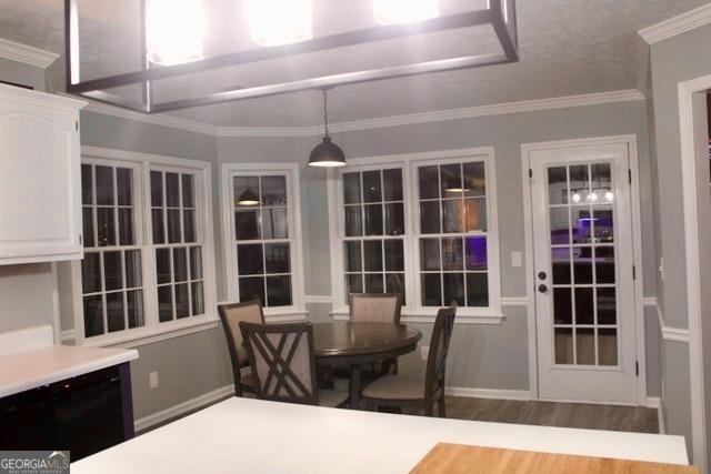 dining space with ornamental molding