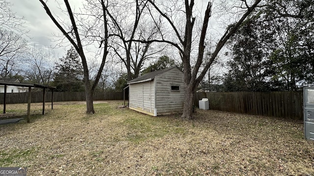 view of yard featuring a shed