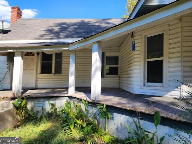 entrance to property featuring a porch