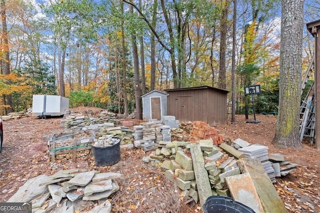 view of yard featuring a storage shed