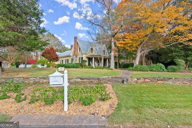 view of front of property featuring a front yard