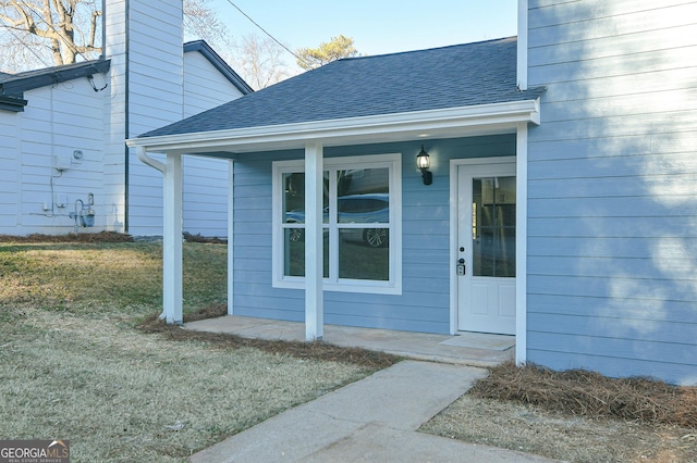 property entrance featuring a yard