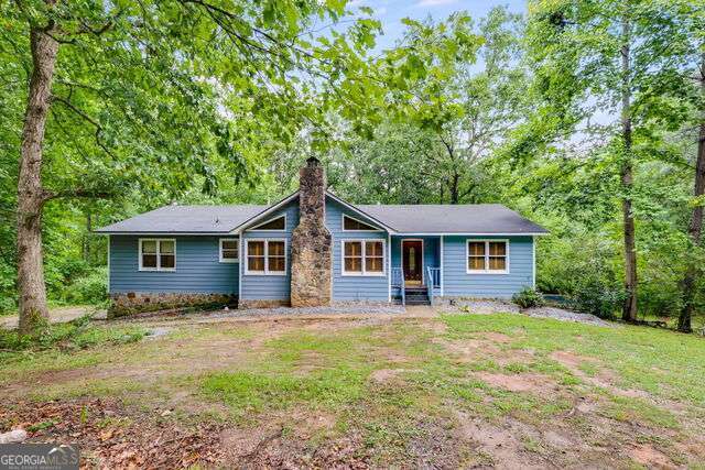 view of front of house featuring a front lawn