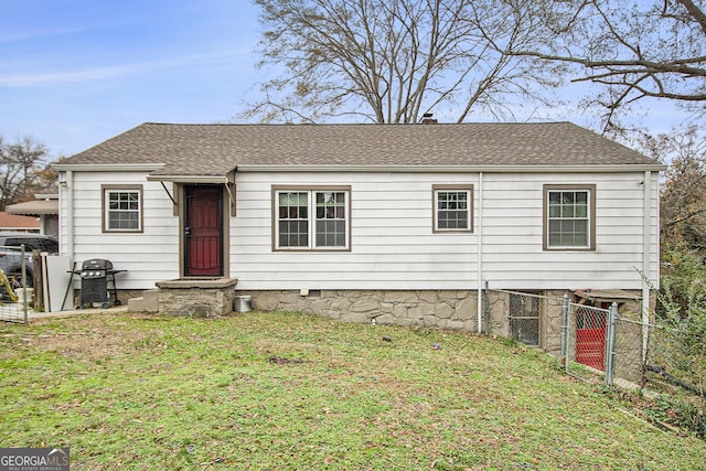 view of front of property with a front lawn