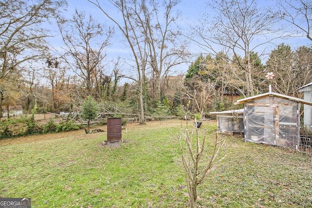 view of yard featuring an outdoor structure