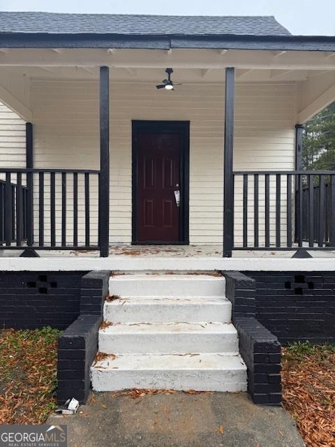 property entrance featuring a porch