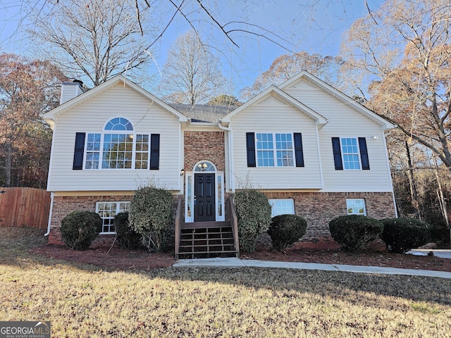 split foyer home featuring a front yard