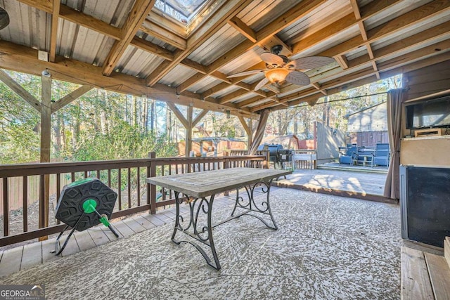 sunroom / solarium featuring a skylight and ceiling fan