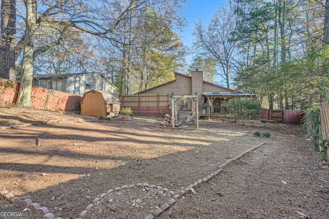 view of yard with a storage unit