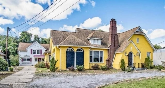 view of front facade featuring a front yard