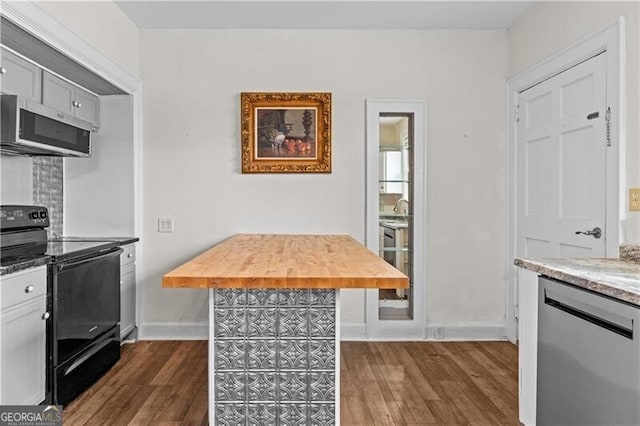 dining area with a notable chandelier, wood-type flooring, and lofted ceiling